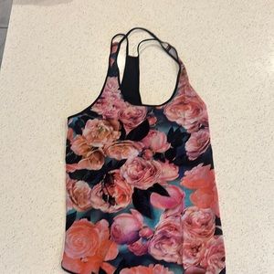 Lululemon rare flower 🌺 beautiful tank in rare pattern size 4.